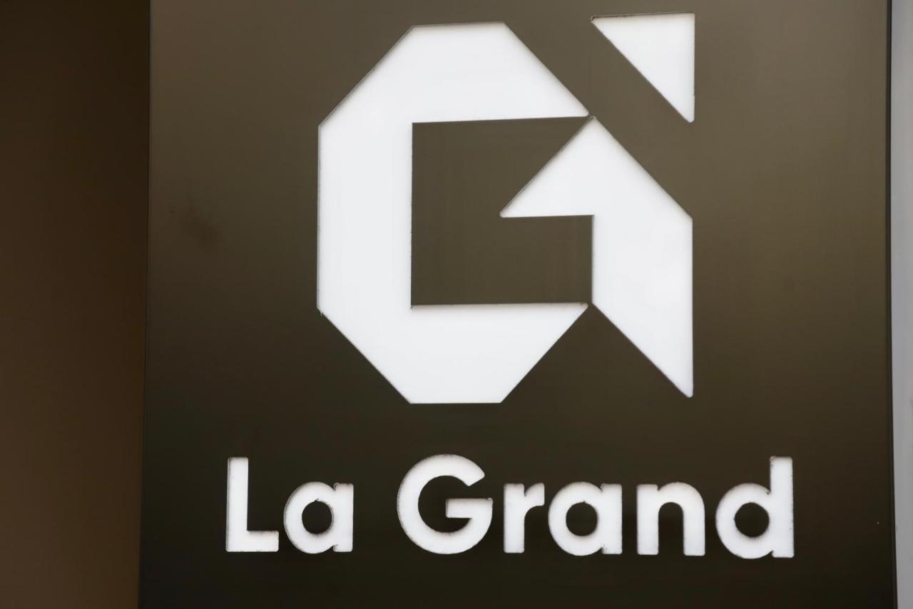 La Grand - New Bazaar Apartment Tirana Bagian luar foto