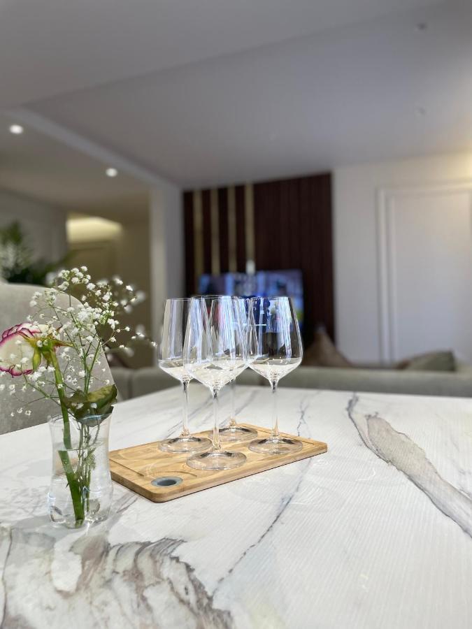 La Grand - New Bazaar Apartment Tirana Bagian luar foto